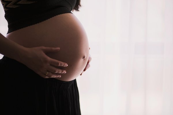 How do UK guidelines address traveling abroad during the third trimester?