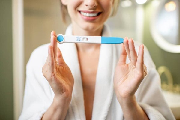 What are the specific recommendations for maintaining oral hygiene during pregnancy in the UK?
