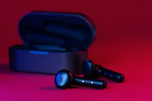What Are the Best Noise-Canceling Headphones for UK Commuters to Reduce Stress?
